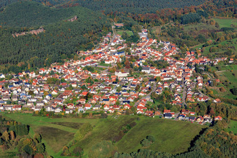 Dorfansicht im Pfälzerwald aus Südwesten in Busenberg im Bundesland Rheinland-Pfalz, Deutschland