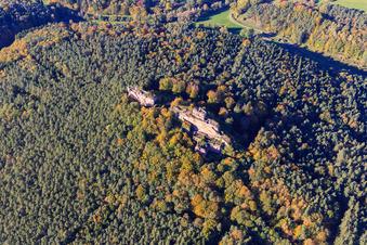 Schrägluftbild von Burgruine Drachenfels in Busenberg im Bundesland Rheinland-Pfalz, Deutschland