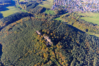 Burgruine Drachenfels in Busenberg im Bundesland Rheinland-Pfalz, Deutschland von oben