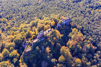 Burgruine Drachenfels in Busenberg im Bundesland Rheinland-Pfalz, Deutschland von oben gesehen