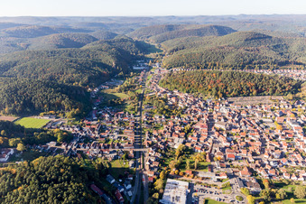 Drohnenbild von Dahn im Bundesland Rheinland-Pfalz, Deutschland