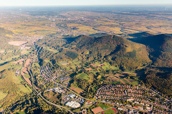 Ortsansicht der Straßen und Häuser der Wohngebiete im Ortsteil Queichhambach in Annweiler am Trifels im Bundesland Rheinland-Pfalz, Deutschland