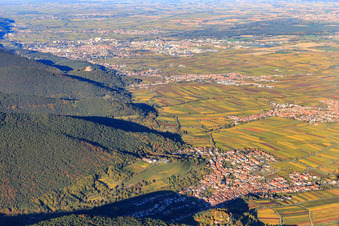 Winzerorte am Haardtrand aus Südwesten Blick bis Neustadt im Ortsteil SaintMartin in Sankt Martin im Bundesland Rheinland-Pfalz, Deutschland
