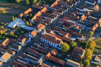Heilig Kreuz Kirche und Bürgerhaus Hayna vor der Mehrzweckhalle in Herxheim bei Landau im Bundesland Rheinland-Pfalz, Deutschland