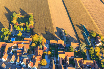 Tennisplatz und Parkplatz des Hotel Restaurant Krone im Ortsteil Hayna in Herxheim bei Landau im Bundesland Rheinland-Pfalz, Deutschland