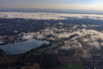 Baggersee zur Kiesgewinnung von  Pfadt GmbH Kieswerk-Baustoffe unter Wolken in Leimersheim im Bundesland Rheinland-Pfalz, Deutschland