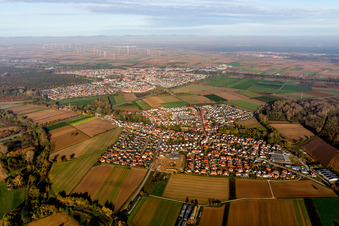 Dorf - Ansicht am Rande von landwirtschaftlichen Feldern und Nutzflächen vor Rülzheim in Kuhardt im Bundesland Rheinland-Pfalz, Deutschland