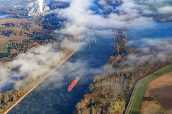 Verlauf des Rheins mit Containerschiff unter Wolken aus Süden in Germersheim im Bundesland Rheinland-Pfalz, Deutschland