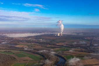 Dampfsäule über dem Kühlturm des AKW Kernkraftwerk der EnBW Kernkraft GmbH auf der Rheinschanzinsel am Rhein in Philippsburg im Bundesland Baden-Württemberg, Deutschland