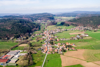 Ortsansicht der Straßen und Häuser der Wohngebiete im Ortsteil Affolterbach in Wald-Michelbach im Bundesland Hessen, Deutschland von oben gesehen