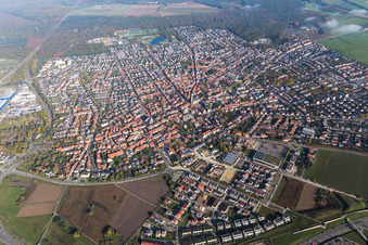 Ortsansicht der Straßen und Häuser der Wohngebiete in Walldorf im Bundesland Baden-Württemberg, Deutschland