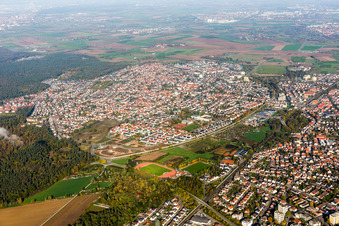 Ortsansicht der Straßen und Häuser der Wohngebiete in Sandhausen im Bundesland Baden-Württemberg, Deutschland