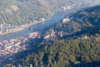 Luftbild von Altstadt, Alte Brücke über den Neckar, Schloß im Ortsteil Kernaltstadt in Heidelberg im Bundesland Baden-Württemberg, Deutschland