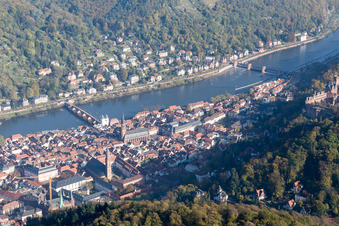 Luftaufnahme von Altstadt, Alte Brücke über den Neckar, Schloß im Ortsteil Kernaltstadt in Heidelberg im Bundesland Baden-Württemberg, Deutschland