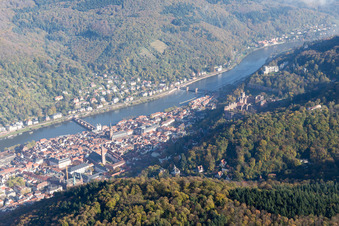 Schrägluftbild von Altstadt, Alte Brücke über den Neckar, Schloß im Ortsteil Kernaltstadt in Heidelberg im Bundesland Baden-Württemberg, Deutschland