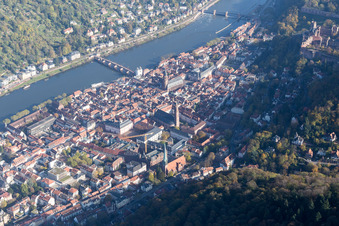 Luftbild von Jesuitenkirche und Heiliggeistkirche in der Altstadt im Ortsteil Kernaltstadt in Heidelberg im Bundesland Baden-Württemberg, Deutschland