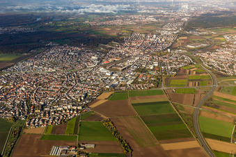 Ortsansicht der Straßen und Häuser der Wohngebiete in Oftersheim im Bundesland Baden-Württemberg, Deutschland