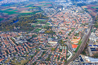 Schlosspark, Markgrafenstraße und Bahnstrecke in Schwetzingen im Bundesland Baden-Württemberg, Deutschland