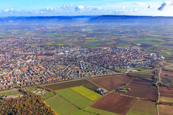 Stadtansicht aus Südwesten mit alla hopp! Spielplatz Schwetzingen in Oftersheim im Bundesland Baden-Württemberg, Deutschland