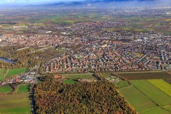Stadtansicht aus Südwesten mit alla hopp! Spielplatz Schwetzingen im Bundesland Baden-Württemberg, Deutschland