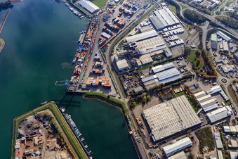 Bootssteg des Motorboot-Sportverein Germersheim e.V. gegenüber des Containerhafens im Bundesland Rheinland-Pfalz, Deutschland