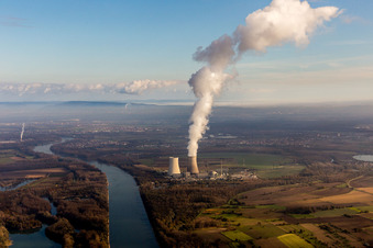 Luftaufnahme von Dampfsäule über dem Kühlturm des AKW Kernkraftwerk der EnBW Kernkraft GmbH auf der Rheinschanzinsel am Rhein in Philippsburg im Bundesland Baden-Württemberg, Deutschland