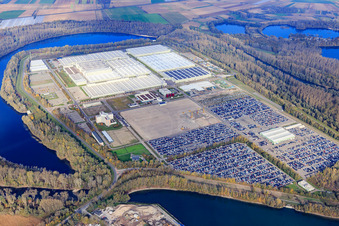 Insel Grün mit MOSOLF Logistics & Services GmbH und Mercedes-Benz Global Logistics Center in Germersheim im Bundesland Rheinland-Pfalz, Deutschland von oben