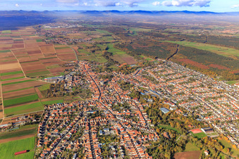 Ortsübersicht aus Osten bis zu den Queichwiesen in Bellheim im Bundesland Rheinland-Pfalz, Deutschland