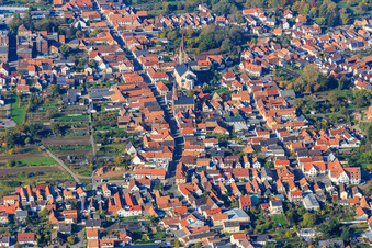 Ortsübersicht mit Hauptstraße aus Osten in Bellheim im Bundesland Rheinland-Pfalz, Deutschland