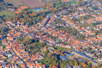 Linienstraße, Schulstraße aus Osten mit Grundschule Bellheim im Bundesland Rheinland-Pfalz, Deutschland