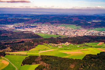 Stadtansicht im Odenwald von Südwesten im Ortsteil Lauerbach in Erbach im Bundesland Hessen, Deutschland