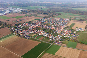Drohnenaufname von Ottersheim bei Landau im Bundesland Rheinland-Pfalz, Deutschland