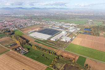 Mercedes Benz Logistik Center im Interpark in Offenbach an der Queich im Bundesland Rheinland-Pfalz, Deutschland