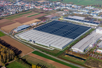 Gebäudekomplex und Gelände des Logistikzentrums von Mercedes Benz in Offenbach an der Queich im Bundesland Rheinland-Pfalz, Deutschland