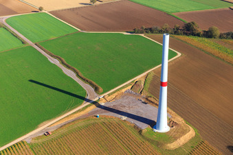 Schrägluftbild von Baustelle für Mast einer WKA des Windparks Freckenfeld der EnBW -für Windenergieanlage mit 6 Windrädern im Bundesland Rheinland-Pfalz, Deutschland