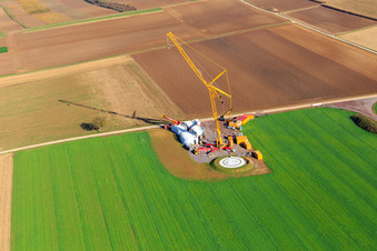 Baustelle für Mast einer WKA des Windparks Freckenfeld der EnBW -für Windenergieanlage mit 6 Windrädern im Bundesland Rheinland-Pfalz, Deutschland aus der Luft