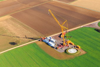 Baustelle für Mast einer WKA des Windparks Freckenfeld der EnBW -für Windenergieanlage mit 6 Windrädern im Bundesland Rheinland-Pfalz, Deutschland von oben gesehen