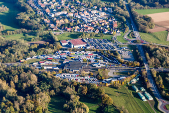 Parkende LKW an Autobahn-A35-Mautstation mit Bundespolizeirevier Bienwald am (ehemals Deutch Französischer Zoll-Grenzübergang Lauterbourg) in Scheibenhard in Grand Est im Bundesland Bas-Rhin, Frankreich