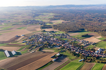 Niederlauterbach im Bundesland Bas-Rhin, Frankreich aus der Drohnenperspektive