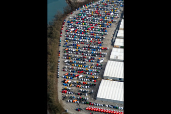 Abstellfläche für Daimler LKW-Produktion in Wörth am Rhein im Bundesland Rheinland-Pfalz, Deutschland