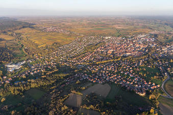 Ortsansicht vor den Weinbergen des Sonnenberg der Straßen und Häuser der Wohngebiete in Wissembourg in Grand Est im Bundesland Bas-Rhin, Frankreich