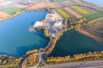 Baggersee in den Rheinauen an der B9 mit Kieswerk von Holcim Kies und Beton GmbH in Rheinzabern im Bundesland Rheinland-Pfalz, Deutschland