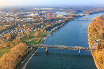 Luftaufnahme von Eisenbahn.-Rheinbrücke aus Süden in Germersheim im Bundesland Rheinland-Pfalz, Deutschland