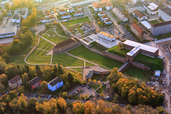 Stadtpark Fronte Lamotte mit Lamotte Ravelin(Grabenwehrgebäude), Weissenburger Torgebäude mit in Germersheim im Bundesland Rheinland-Pfalz, Deutschland