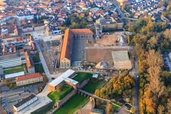 Ehemalige Stadtkaseren An Fronte Diez mit Baustelle für REWE und LIDL in Germersheim im Bundesland Rheinland-Pfalz, Deutschland