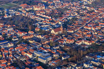 Kirche St. Maria Himmelfahrt in der u. Hauptstr in Herxheim bei Landau im Bundesland Rheinland-Pfalz, Deutschland