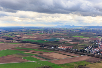 Windener Bahnhof und WKAs bei Freckenfeld im Bundesland Rheinland-Pfalz, Deutschland