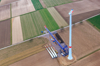 Windrad vor der Rotormontage auf der Baustelle des Windparks Freckenfeld der EnBW im Bundesland Rheinland-Pfalz, Deutschland