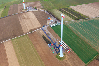 Luftaufnahme von Windrad vor der Rotormontage auf der Baustelle des Windparks Freckenfeld der EnBW im Bundesland Rheinland-Pfalz, Deutschland