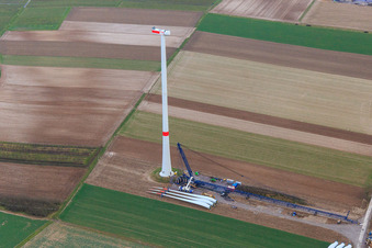Schrägluftbild von Windrad vor der Rotormontage auf der Baustelle des Windparks Freckenfeld der EnBW im Bundesland Rheinland-Pfalz, Deutschland